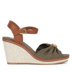 Sandały Beverly Hills Polo Club. Brązowe sandały damskie Beverly Hills Polo Club, bez wzorów, bez obcasa, na koturnie, bez zapięcia. Za 179.99 zł.