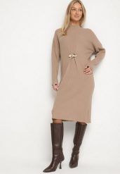 Beżowa Sweterkowa Sukienka z Wiskozą i Broszką Tinarrea. Brązowe sukienki damskie Born2be, z aplikacjami, z wiskozy, biznesowe, bez ramiączek. Za 129.99 zł.