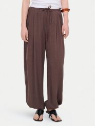 ONLY Spodnie materiałowe Siesta 15373197 Brązowy Regular Fit. Brązowe szorty damskie Only, bez wzorów, z materiału. Za 169.99 zł.