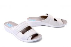 Adanex 30284 SIK17YN biały, klapki damskie. Białe klapki damskie Adanex, bez wzorów, bez obcasa, na koturnie, bez zapięcia. Za 113.90 zł.
