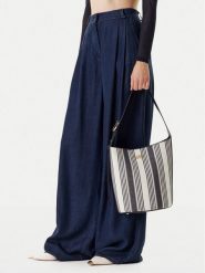 Guess Torebka HWAS96 62040 Granatowy. Niebieskie torebki klasyczne damskie Guess, z materiału, bez dodatków. Za 359.99 zł.