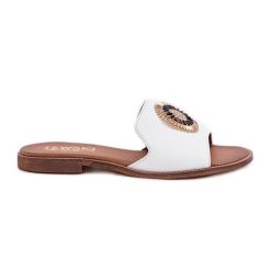 Lewski Shoes Skórzane Klapki Z Ozdobą Na Płaskim Obcasie Lewski 3047/O Białe. Białe klapki damskie z aplikacjami, ze skóry, bez obcasa, na płaskiej podeszwie, bez zapięcia. Za 432.39 zł.