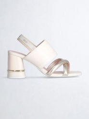 Liu Jo Sandały w kolorze białym na obcasie rozmiar: 37. Białe sandały damskie Liu Jo, bez wzorów, z materiału, z otwartym noskiem, bez obcasa, na koturnie, bez zapięcia. Za 209.82 zł.