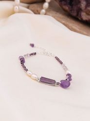 Pierres de Jade Bransoletka z perłami i ametystami rozmiar: onesize. Białe bransoletki damskie Pierres de Jade, srebrne. Za 43.99 zł.