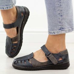 Granatowe zakryte sandały damskie Unisoft 9955. Niebieskie sandały damskie Jezzi, bez wzorów, ze skóry, z okrągłym noskiem, bez obcasa, na płaskiej podeszwie, bez zapięcia. Za 149.00 zł.