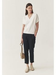 TATUUM Koszulka w kolorze białym rozmiar: M. Białe bluzki damskie TATUUM, m, bez wzorów, bez kołnierzyka, bez ramiączek. Za 145.45 zł.