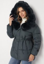 Ciemnozielona Kurtka z Pikowanymi Przeszyciami i Kapturem z Futerkiem Galiadia. Zielone kurtki sportowe damskie Born2be, m, bez wzorów, z jeansu. Za 229.99 zł.
