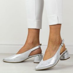 Srebrne skórzane Polskie czółenka damskie na obcasie bez pięty Deoni D1450A. Szare czółenka damskie Deoni, bez wzorów, ze skóry, bez obcasa, na obcasie. Za 439.00 zł.