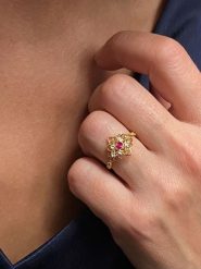 DIA DIAMONDS Pozłacany pierścionek z diamentami i rubinem rozmiar: 54. Różowe pierścionki damskie DIA DIAMONDS, z diamentem, pozłacane. Za 259.13 zł.
