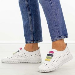 Białe ażurowe skórzane półbuty damskie Filippo Dp7693/26. Białe półbuty damskie Filippo, na lato, w ażurowe wzory, z jeansu, z okrągłym noskiem, bez obcasa, bez zapięcia. W wyprzedaży za 197.10 zł.