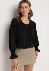Czarna Bluzka z Ozdobnymi Falbankami Emitta. Czarne bluzki damskie Born2be, bez wzorów, biznesowe, bez kołnierzyka, bez ramiączek. Za 79.99 zł.