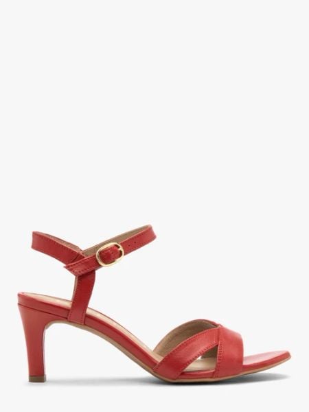 Czerwone sandały damskie na obcasie. Czerwone sandały damskie Ryłko, bez wzorów, ze skóry, bez obcasa, na obcasie, bez zapięcia. Za 399.99 zł.