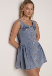 Jasnoniebieska Jeansowa Sukienka z Bawełny o Rozkloszowanym Kroju z Guzikami Nikesilea. Niebieskie sukienki damskie Born2be, bez wzorów, z bawełny, eleganckie, bez ramiączek. Za 199.99 zł.