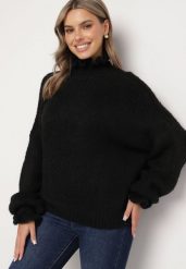 Czarny Golf z Wiskozą i Wełną o Kroju Oversize z Falbanką przy Dekolcie Ninirae. Czarne golfy damskie Born2be, bez wzorów, z jeansu, bez ramiączek. Za 159.99 zł.