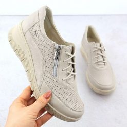 Skórzane półbuty damskie na koturnie perforowane ekri Helios 427. Półbuty damskie Helios, bez wzorów, ze skóry, bez obcasa, na koturnie, bez zapięcia. Za 159.99 zł.