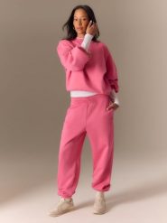 4F Spodnie dresowe joggery damskie - różowe XS. Czerwone spodnie dresowe damskie 4F, xs, bez wzorów, z dresówki. Za 139.99 zł.