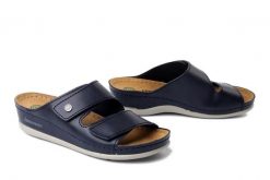 DR. BRINKMANN 700777-05 blau, klapki damskie. Niebieskie klapki damskie Dr. Brinkmann, bez wzorów, ze skóry, bez obcasa, bez zapięcia. Za 229.90 zł.