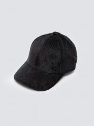 Czapka z daszkiem sztruksowa czarna Cordi 906. Czarne czapki z daszkiem damskie Big Star, bez wzorów, prążkowane. W wyprzedaży za 59.99 zł.