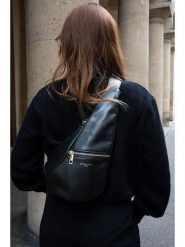 Victor & Hugo Paris Skórzana saszetka "Balt" w kolorze czarnym - 35 x 30 x 10 cm rozmiar: onesize. Czarne nerki i saszetki damskie Victor & Hugo Paris, bez wzorów, z materiału. Za 304.99 zł.