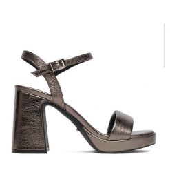 Sandały DeeZee. Szare sandały damskie DeeZee, bez wzorów, bez obcasa, na słupku, bez zapięcia. Za 159.99 zł.