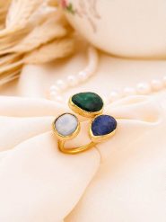 L'Atelier de Gaia Pozłacany pierścionek z kamieniami szlachetnymi rozmiar: onesize. Niebieskie pierścionki damskie L'Atelier de Gaia, z agatem, pozłacane. Za 42.95 zł.