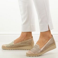 Złote ażurowe półbuty damskie M.Daszyński 1628-20. Żółte półbuty damskie M.Daszyński, na lato, w ażurowe wzory, z jeansu, z okrągłym noskiem, bez obcasa, bez zapięcia. Za 179.00 zł.