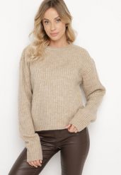 Beżowy Sweter o Pudełkowym Kroju z Prążkowanym Tłoczeniem Omelis. Brązowe swetry klasyczne damskie Born2be, m, z jeansu, bez kołnierzyka. Za 99.99 zł.
