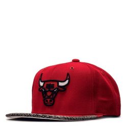 Czapka z daszkiem Mitchell & Ness Snapback Chicago Bulls 6HSSMM19505-CBUSCWH. Czerwone czapki z daszkiem damskie Mitchell & Ness, bez wzorów. Za 149.00 zł.