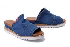 ARTIKER RELAKS 54C0203 jeans, klapki damskie. Niebieskie klapki damskie Artiker Relaks, bez wzorów, z jeansu, bez obcasa, na koturnie, bez zapięcia. Za 137.94 zł.