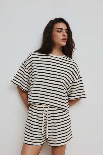 Tshirt z dzianiny bawełnianej w paski BLACK & BEIGE - CASPE -M. Brązowe t-shirty damskie Marsala, m, bez wzorów, z bawełny, bez kołnierzyka. W wyprzedaży za 71.96 zł.