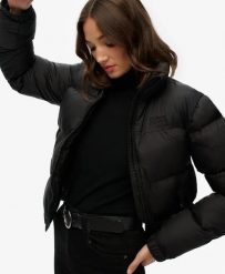 Superdry Czarna pikowana kurtka – Slim, wodoodporna, ocieplana. Czarne kurtki damskie Superdry, bez wzorów, z nylonu, bez kaptura. Za 489.40 zł.
