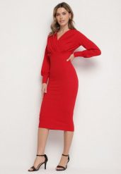 Czerwona Dopasowana Sukienka Koktajlowa z Kopertowym Dekoltem Redalia. Czerwone sukienki damskie Born2be, bez wzorów, eleganckie, bez ramiączek. W wyprzedaży za 118.99 zł.