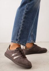 Ciemnobrązowe Sneakersy Retro Tenisówki z Zamszu Naturalnego ze Skórzaną Wkładką Celarge. Brązowe trampki damskie Born2be, bez wzorów, z jeansu, bez zapięcia. Za 199.99 zł.
