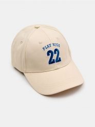 Bawełniana czapka z haftowanym nadrukiem - kremowy. Białe czapki damskie Sinsay, bez wzorów, z bawełny. Za 19.99 zł.