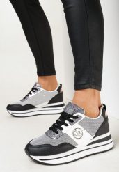 Czarne Sneakersy z Błyszczącymi Wstawkami i Metaliczną Naszywką Alany. Czarne obuwie sportowe damskie Born2be, z jeansu, bez zapięcia. Za 34.99 zł.
