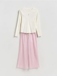 Dwuczęściowa piżama z haftem - lawendowy. Fioletowe piżamy damskie Reserved, bez wzorów, z bawełny, bez ramiączek. Za 139.99 zł.