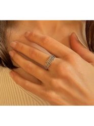 Les Petites Précieuses Srebrny pierścionek z szafirem rozmiar: 52. Szare pierścionki damskie Les Petites Précieuses, z szafirem, srebrne. Za 162.49 zł.