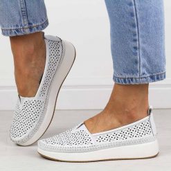 Białe skórzane ażurowe półbuty damskie Filippo Dp4555/26. Brązowe półbuty damskie Filippo, na lato, w ażurowe wzory, ze skóry, bez obcasa, bez zapięcia. W wyprzedaży za 192.72 zł.