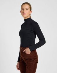 DAMSKA KOSZULKA LEE MOCK NECK BLACK 112370949. Czarne koszulki damskie Lee, xs, bez wzorów, bez kołnierzyka, bez ramiączek. Za 109.99 zł.