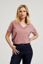 T-shirt z dekoltem w serek różowy. Czerwone t-shirty damskie MOODO, s, bez wzorów, z bawełny, bez kołnierzyka. W wyprzedaży za 19.99 zł.