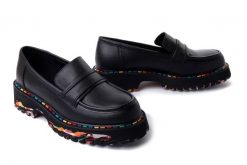 ARTIKER RELAKS 55C0488 czarny, półbuty damskie. Czarne półbuty damskie Artiker Relaks, bez wzorów, ze skóry, bez obcasa, na obcasie, bez zapięcia. Za 269.90 zł.