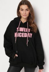 Czarna Bluza Kangurka z Kapturem i Ozdobnym Napisem Nuriga. Czarne bluzy damskie Born2be, na zimę, bez wzorów, z dzianiny, z kapturem. Za 109.99 zł.