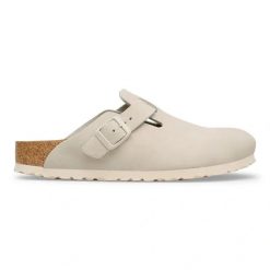 BIRKENSTOCK Boston LEVE Oyster Klapki damskie. Białe klapki damskie Birkenstock, bez wzorów, z weluru, bez obcasa, bez zapięcia. Za 529.99 zł.