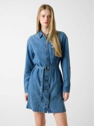 Guess Jeans Sukienka jeansowa W6RK26 D5M81 Niebieski Regular Fit. Niebieskie sukienki damskie Guess Jeans, z aplikacjami, z jeansu, bez ramiączek. Za 429.99 zł.