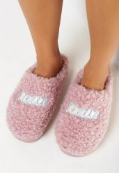 Różowe Kapcie ze Sztucznego Futerka z Ozdobną Naszywką Valentillo. Czerwone kapcie damskie Born2be. Za 29.99 zł.