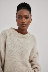 Sweter oversize z bufiastym rękawem w kolorze IVORY - RIVERO. Szare swetry klasyczne damskie Marsala, na zimę, z poliamidu, bez kołnierzyka. Za 349.90 zł.
