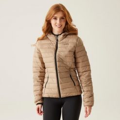 Kurtka turystyczna pikowana z kapturem damska Marizion Regatta. Brązowe kurtki damskie Regatta, bez wzorów, z puchu, z kapturem. W wyprzedaży za 273.10 zł.