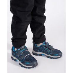 Granatowe chłopięce sportowe buty na rzepy niebieskie. Niebieskie buty sportowe chłopięce bez zapięcia. Za 80.05 zł.