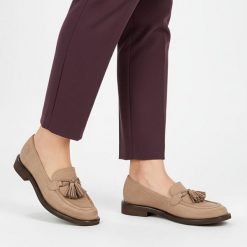 Mokasyny beżowe Armodo, z miękką cholewką i dekoracyjnymi chwostami na przodzie osadzone na niskim stabilnym obcasie zapewniają wygodę, beżowe, 1726. Brązowe mokasyny damskie Armodo, z nubiku, bez obcasa. Za 439.00 zł.