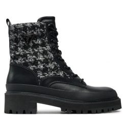 Trapery Guess. Czarne trapery damskie Guess, bez zapięcia. Za 589.99 zł.